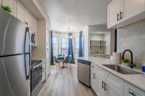Charming 2B King Bed with Pool Hot Tub, Gym, Parking